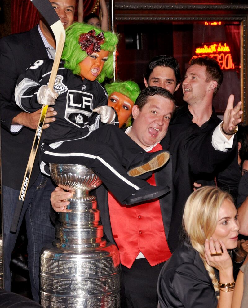 galleries/2013/06/22/beacher-s-madhouse-wildest-club-in-los-angeles-featuring-miley-cyrus-bill-maher-more/130621-beachers-madhouse-04-GAL_tueuyn