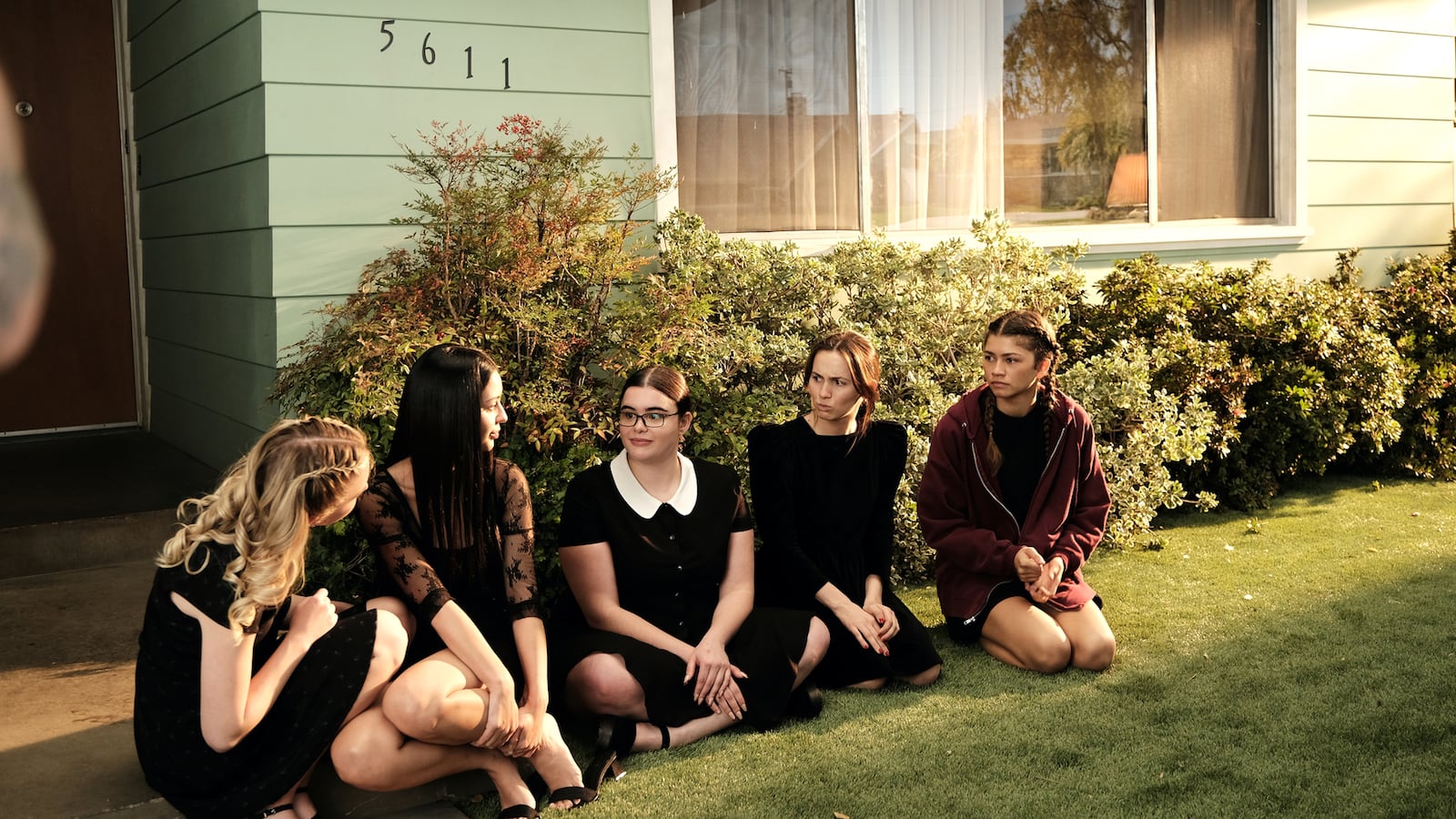 sydney-sweeney-alexa-demie-barbie-ferreira-maude-apatow-zendaya_1_wbvhuq