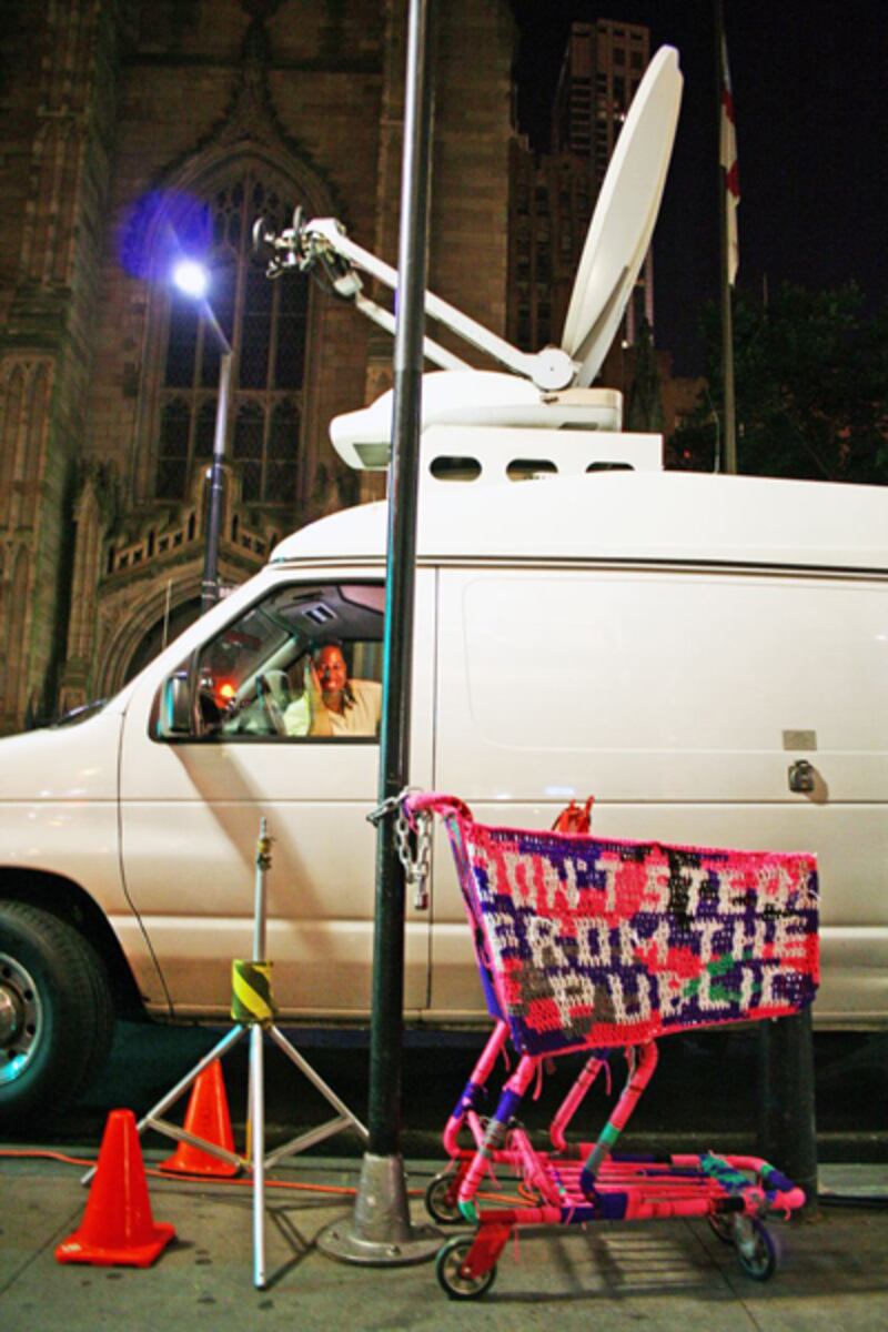 galleries/2011/08/12/olek-crochets-new-art/olek-shopping-cart-1_iunrom