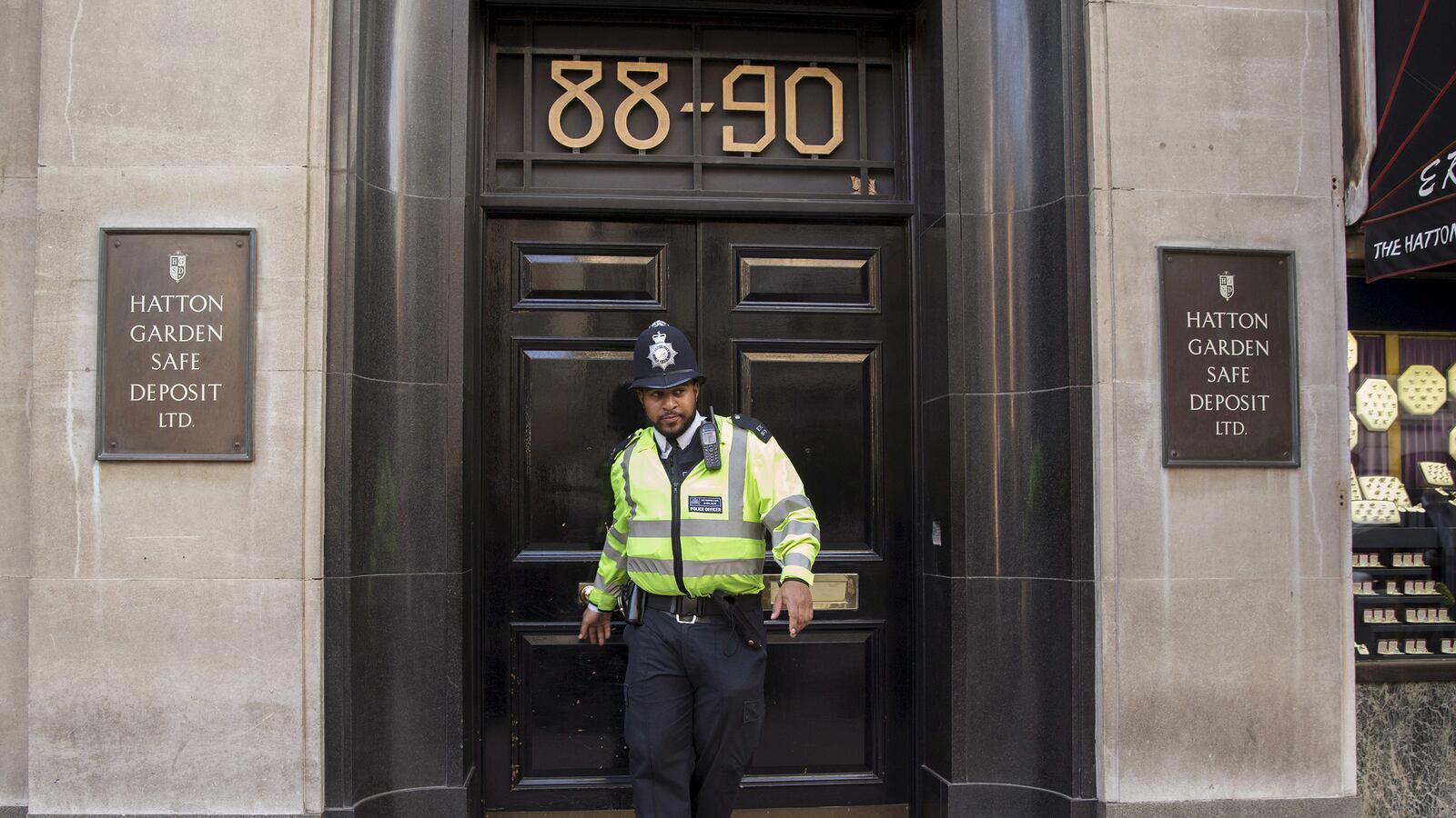 articles/2015/05/21/oceans-64-behind-the-300m-old-guy-heist/150521-hines-heist-tease_eq33w2