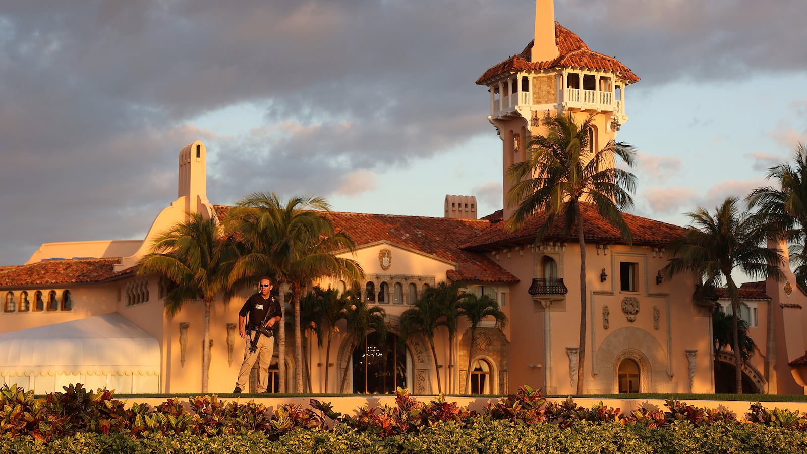 PALM BEACH, FLORIDA - MARCH 21: A Secret Service agent guards the Mar-a-Lago home of former President Donald Trump on March 21, 2023 in Palm Beach, Florida. (Photo by Joe Raedle/Getty Images)