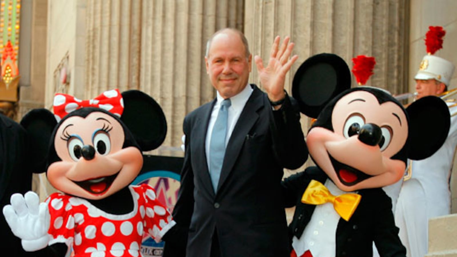 galleries/2010/08/09/20-golden-parachutes/golden-parachute---eisner_lmgib8