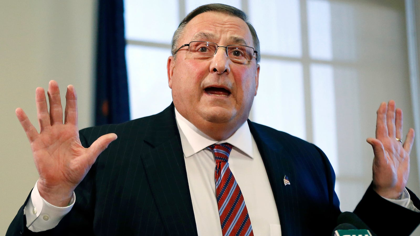 articles/2016/09/26/paul-lepage-binder-full-of-black-drug-dealers-is-actually-full-of-whites/160926-weill-paul-lepage-tease_ursd1k