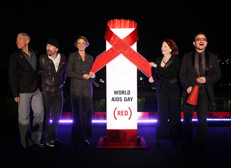 galleries/2010/11/30/stars-who-fight-aids/aids-celebono_vb6a8w