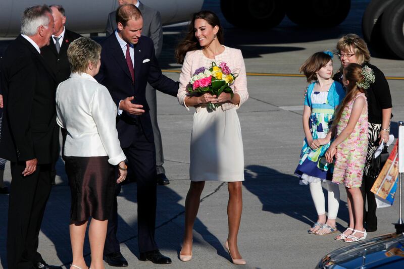 galleries/2010/12/10/kate-middleton-lookbook/kate-will-canada-arrival_hwu4yp
