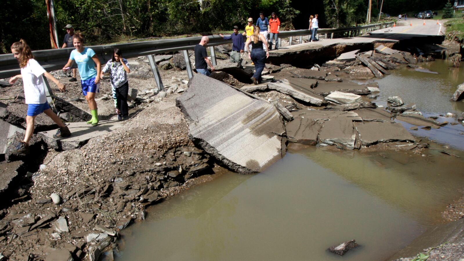 articles/2011/08/29/hurricane-irene-vermont-in-crisis-photos-videos-tweets/vermont-hurricane-crisis_zyawzq
