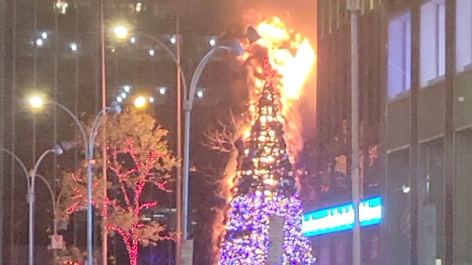 2021-12-08T095550Z_655081695_RC29AR94Z59J_RTRMADP_3_CHRISTMAS-SEASON-NEWYORK-TREE-FIRE_xa29fz