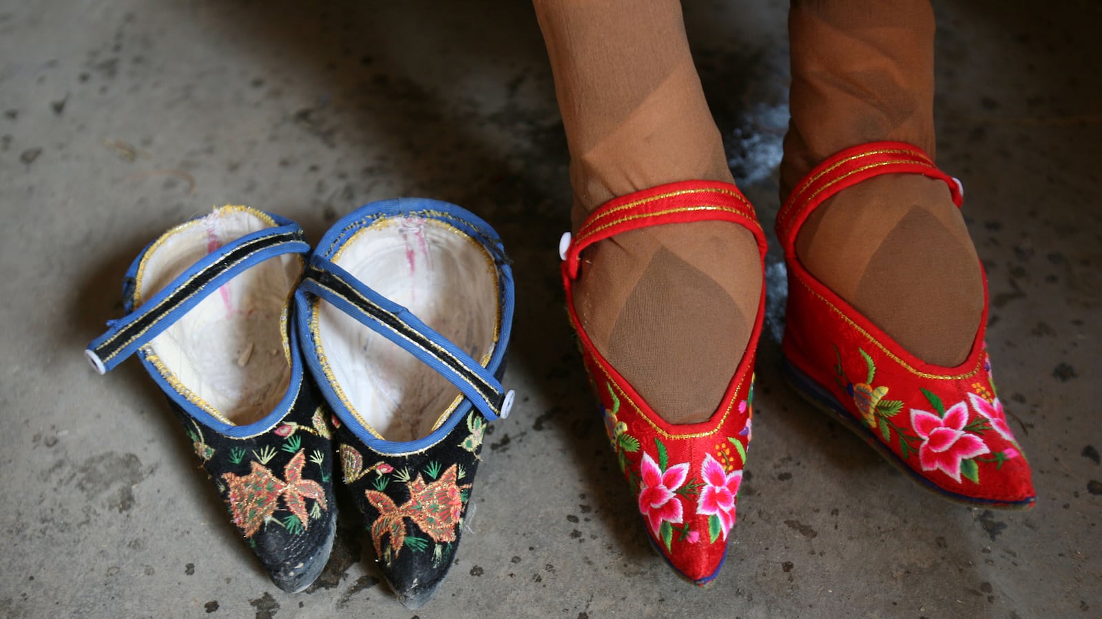 articles/2014/07/02/china-s-last-foot-binding-survivors/140701-strochlic-binding-tease-NEW_pqielj