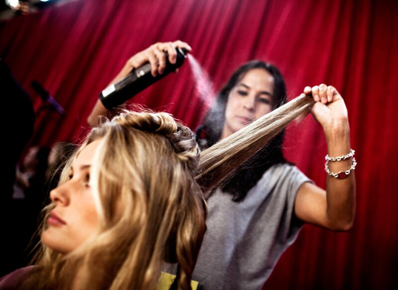 galleries/2010/11/10/victoria-s-secret-angels-photos-on-and-off-the-runway/victoria-secret-backstage---13_e4jm7y