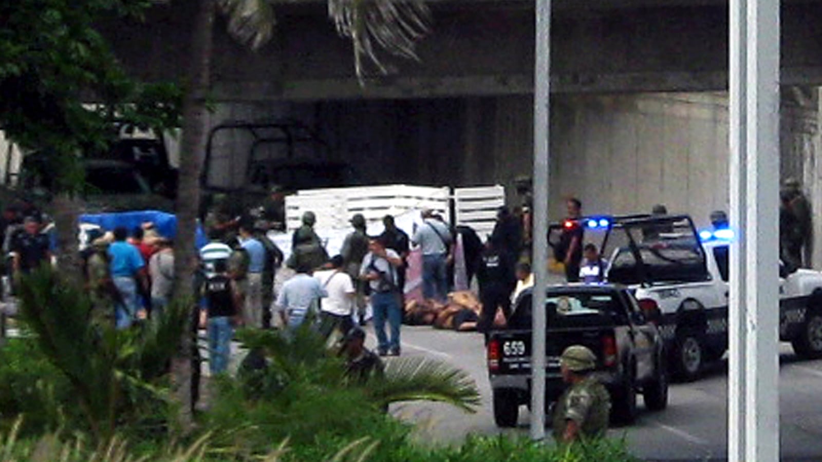 cheats/2011/09/21/35-bodies-dumped-on-mexico-street/mexico-bodies-dumped-street-boca-del-rio-cheat_inhd0s