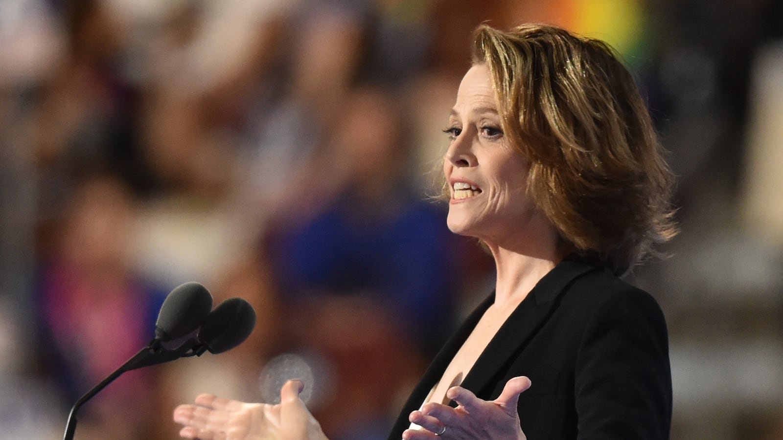 articles/2016/07/27/sigourney-weaver-at-dnc-2016-donald-trump-will-kill-planet-earth/160727-swin-sigourney-weaver-tease_djp7j9