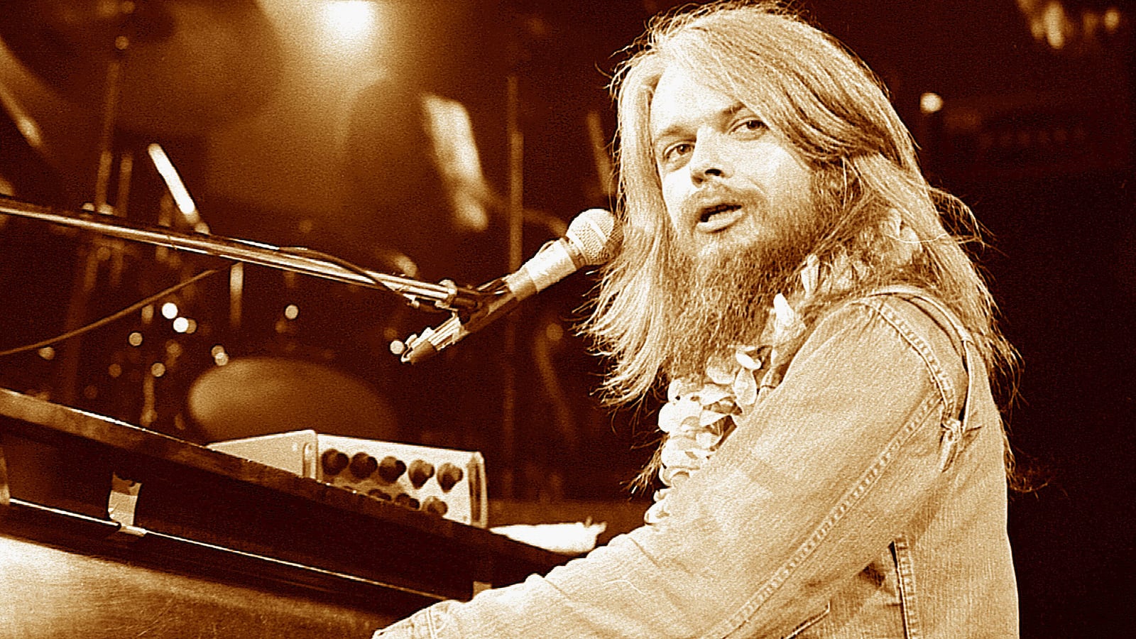 articles/2016/11/14/leon-russell-the-voice-death-can-t-touch/161111-jones-Leon-Russell-tease_awjgin