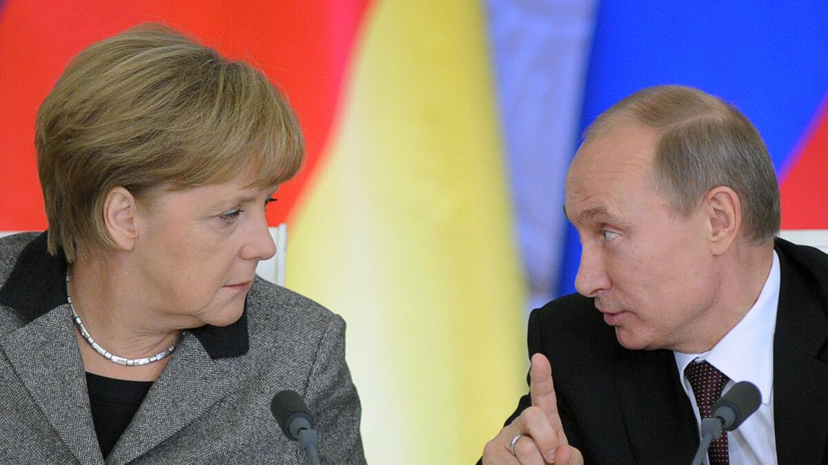 cheats/2012/11/17/merkel-and-putin-meet-awkwardly/merkel-putin-awkward-cheat_mnw3ea