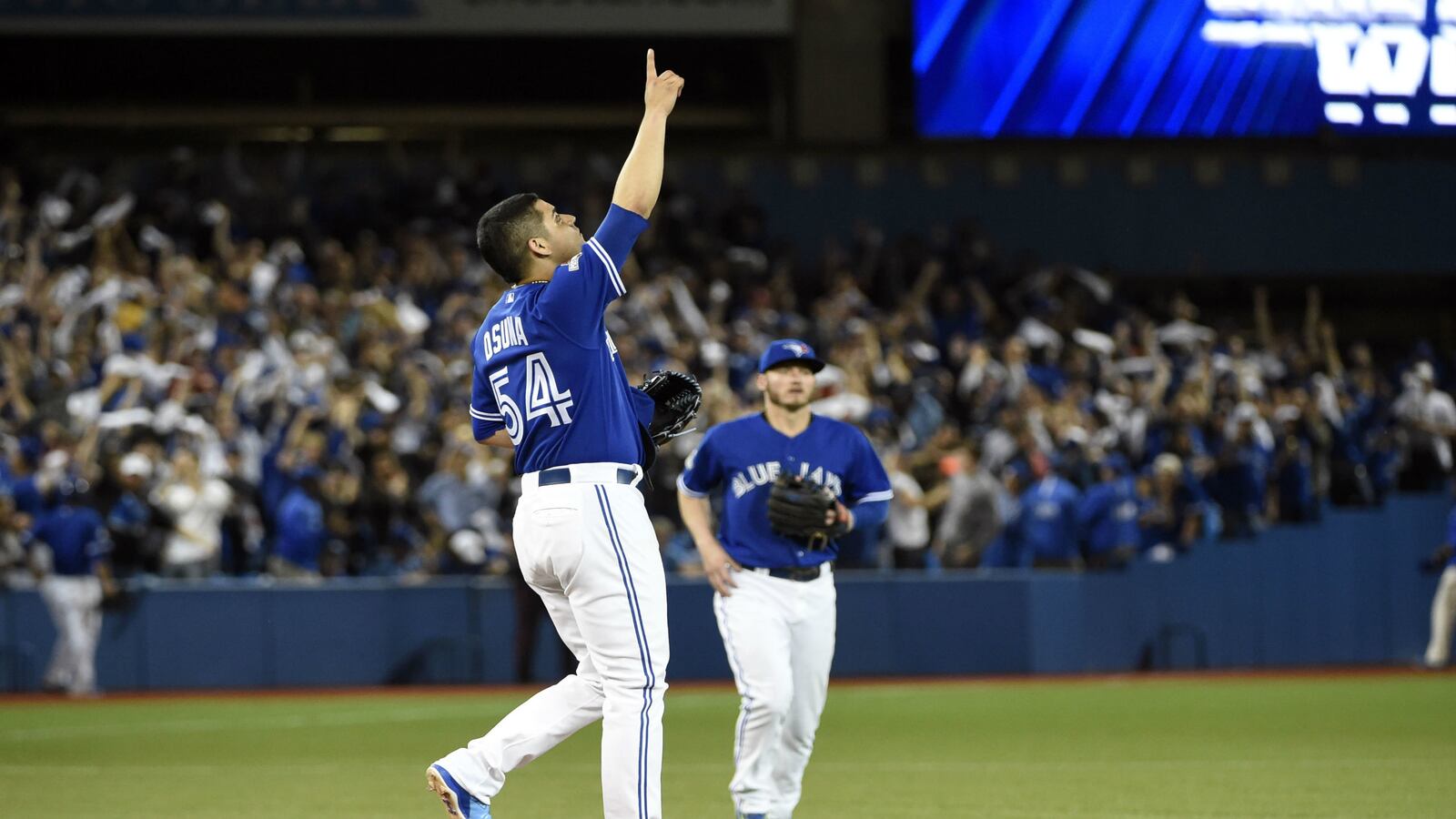 cheats/2015/10/19/blue-jays-pound-kansas-still-trail-2-1/151020-blue-jays-beat-kansas-game-3-cheat_tolbcl