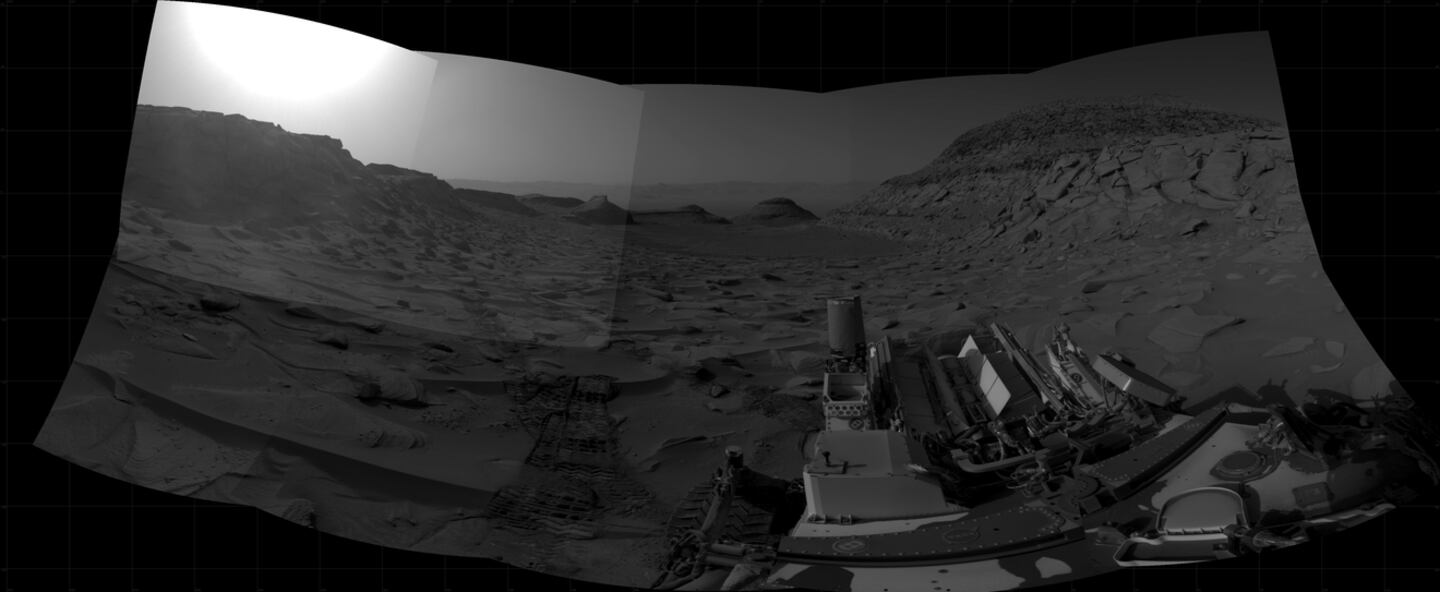 NASA’s Curiosity Mars Rover Sent Back a Stunning ‘Postcard’ of Morning ...