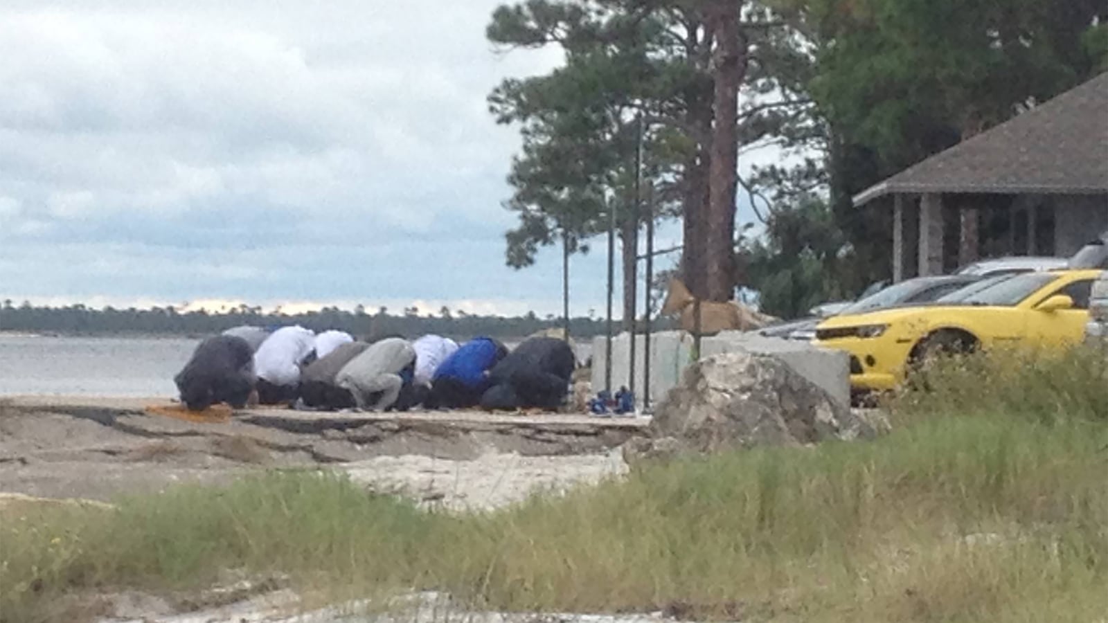 articles/2015/10/16/photo-of-muslims-praying-on-beach-sends-florida-town-into-frenzy/151016-kirell-muslims-praying-tease_rlyxea