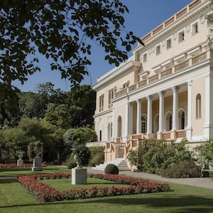 190807-villa-les-cedres-tease_blybvz