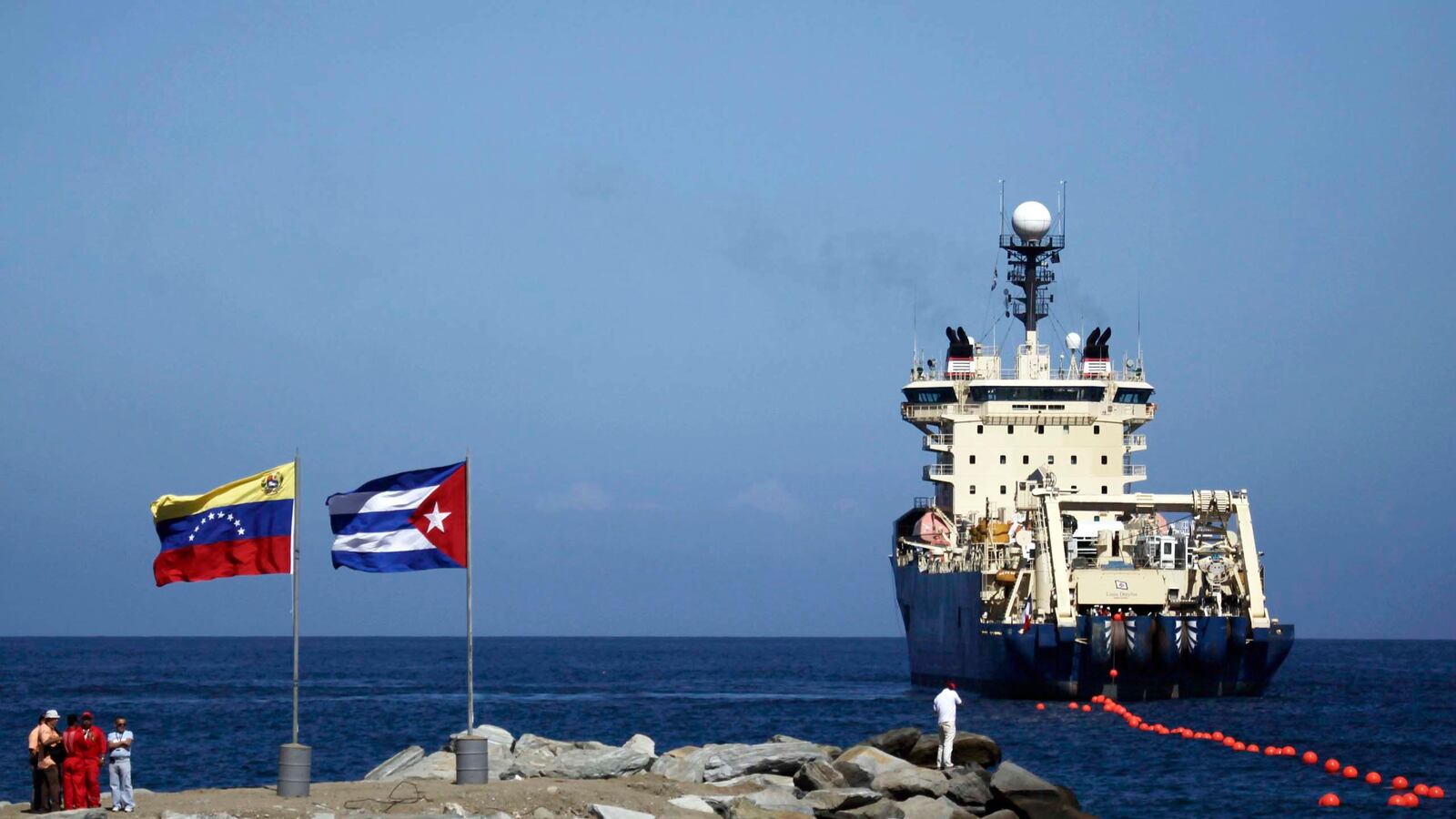 cheats/2013/01/24/cuba-tests-fiber-optic-internet-cable/130124-cuba-fiber-optic-cable-tease_xfpvw4