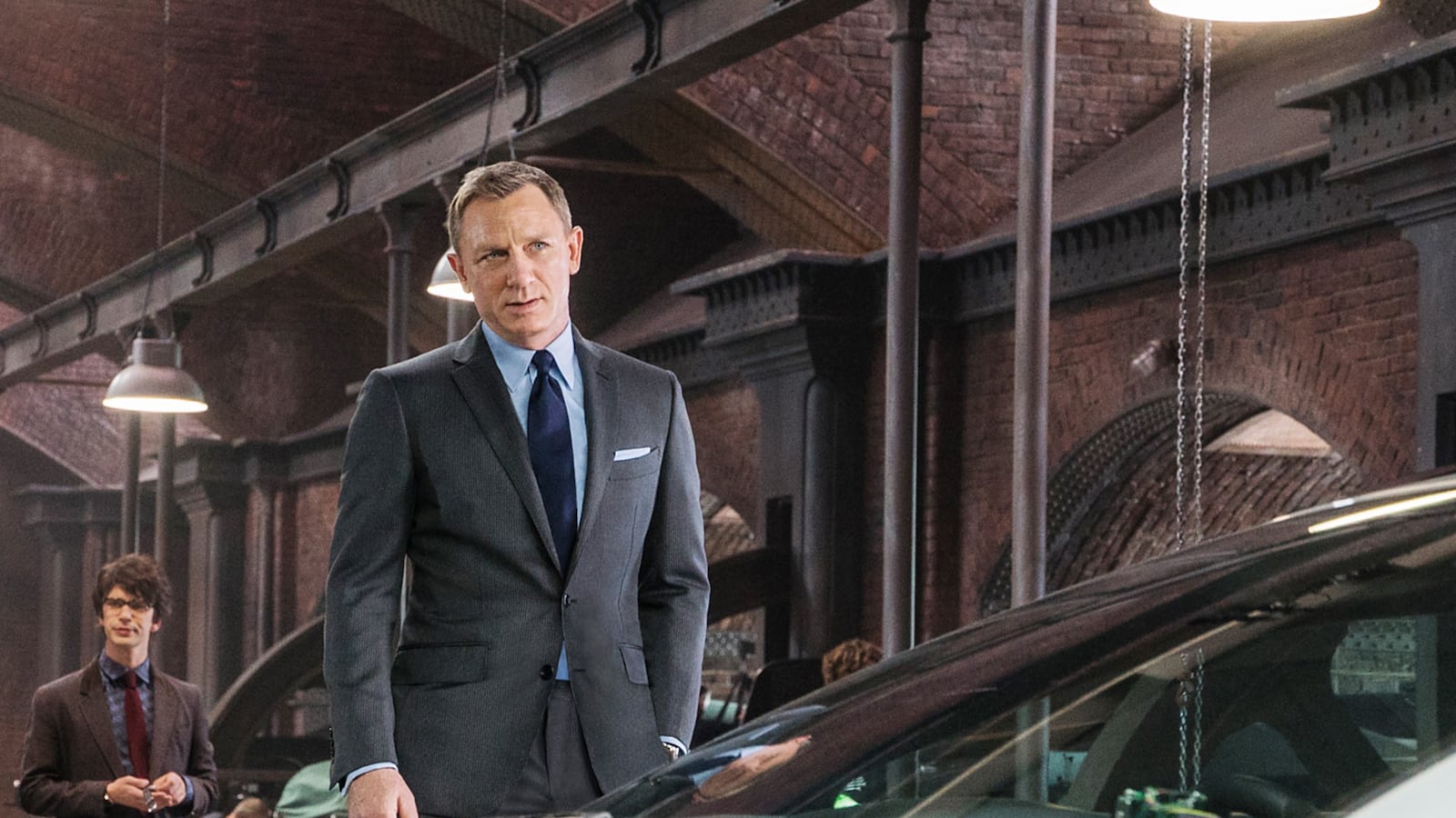 articles/2016/09/05/how-to-dress-smart-without-going-broke/160905-hayes-dress-smart-tease_aaleek