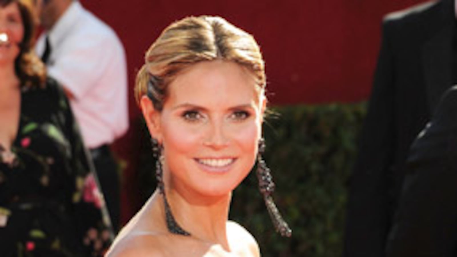 cheats/2009/10/13/heidi-klum-has-a-girl/red-carpet-bump---klum_aysdj4