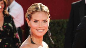 cheats/2009/10/13/heidi-klum-has-a-girl/red-carpet-bump---klum_aysdj4