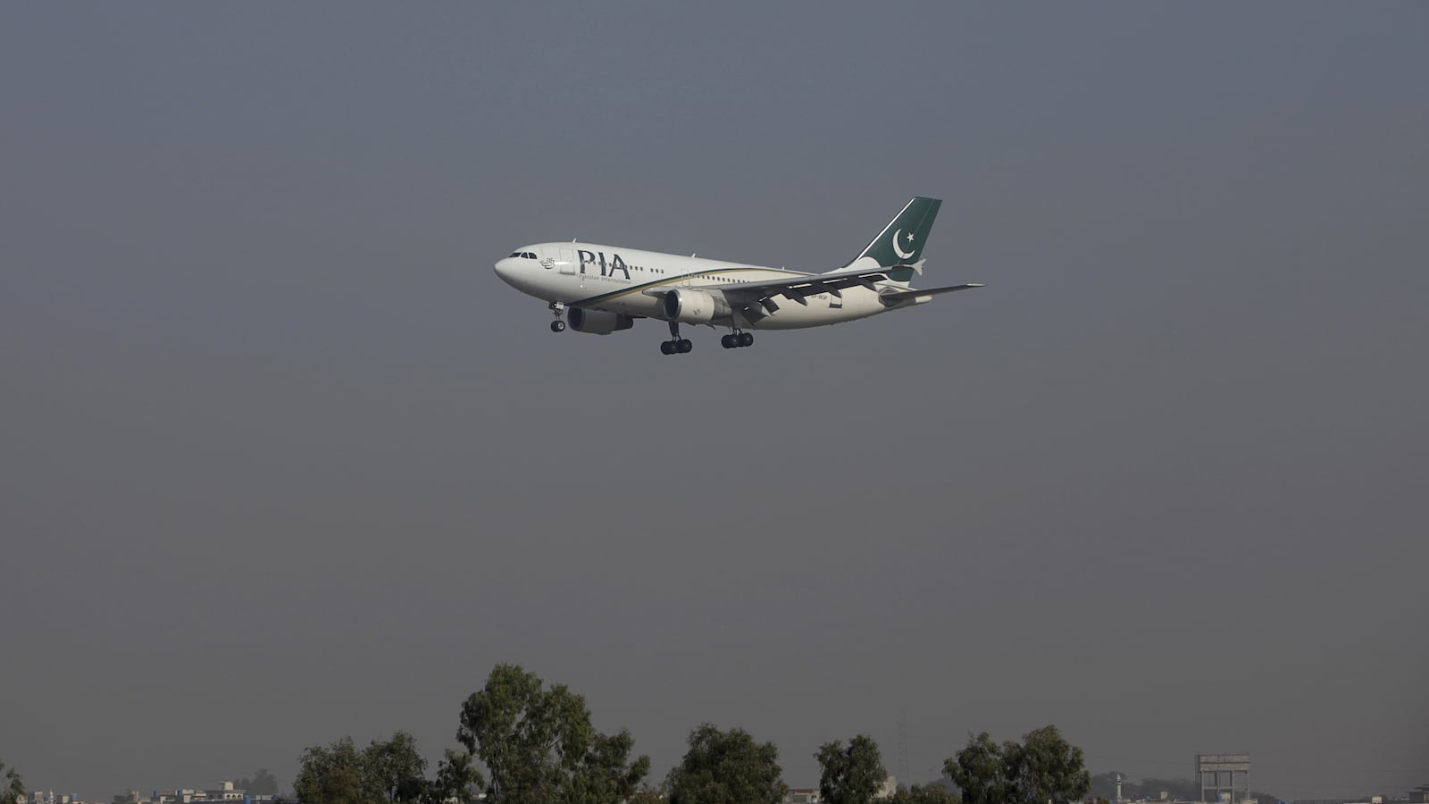 2015-12-15T120000Z_1220228934_GF10000266349_RTRMADP_3_PAKISTAN-PRIVATISATION-AIRLINE_domvar