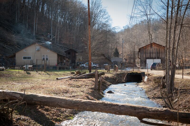 galleries/2014/03/02/the-west-virginia-river-no-one-can-drink-from-photos/140228-weastva-water6_eegkjg