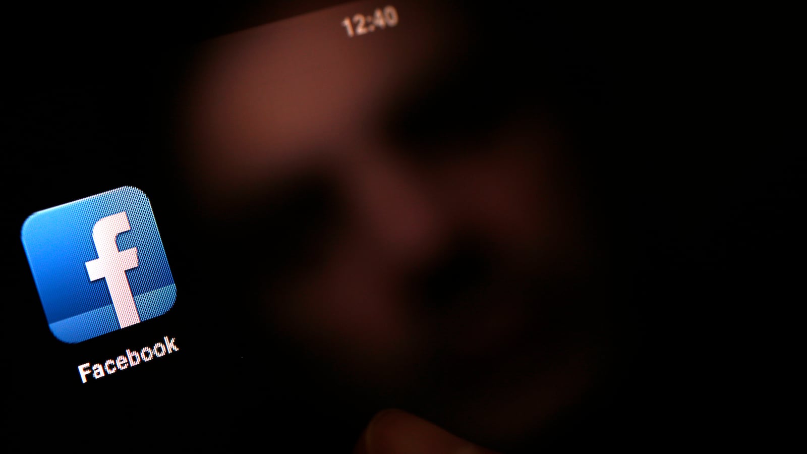 articles/2013/03/14/study-shows-close-facebook-friends-are-effective-in-finding-new-jobs/130314-strochlic-facebook-jobs-tease-embed_dt0sey