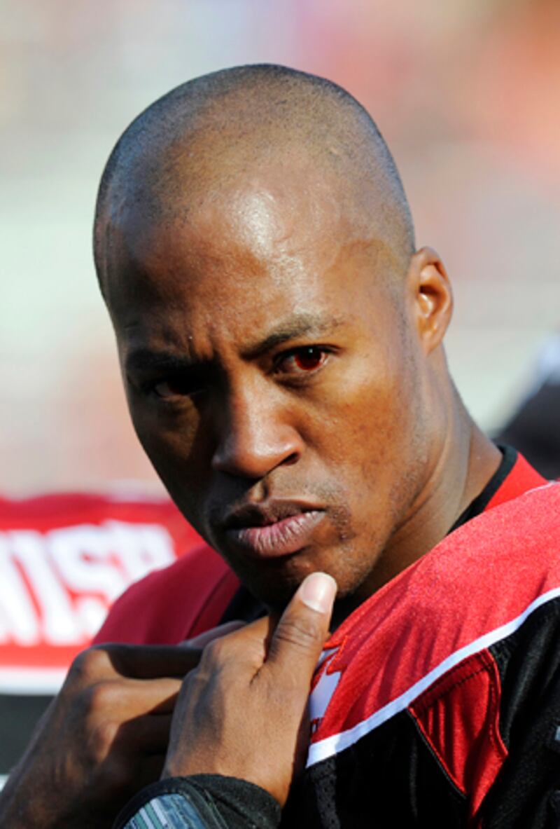 galleries/2011/11/17/ashton-kutcher-franco-harris-and-others-support-joe-paterno-after-his-firing/henry-burris-paterno-supporters_vj10sl