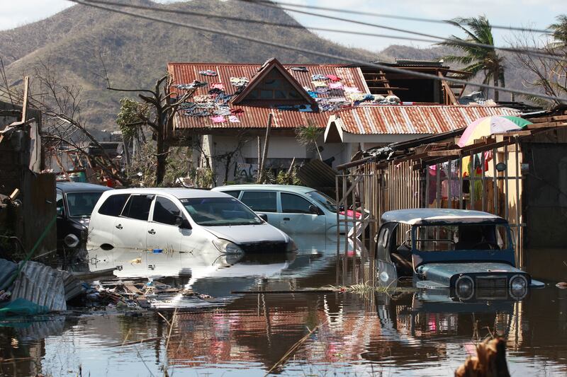 galleries/2013/11/08/monster-typhoon-haiyan-barrels-into-philippines-photos/131110-typhoon6_cyjdrz