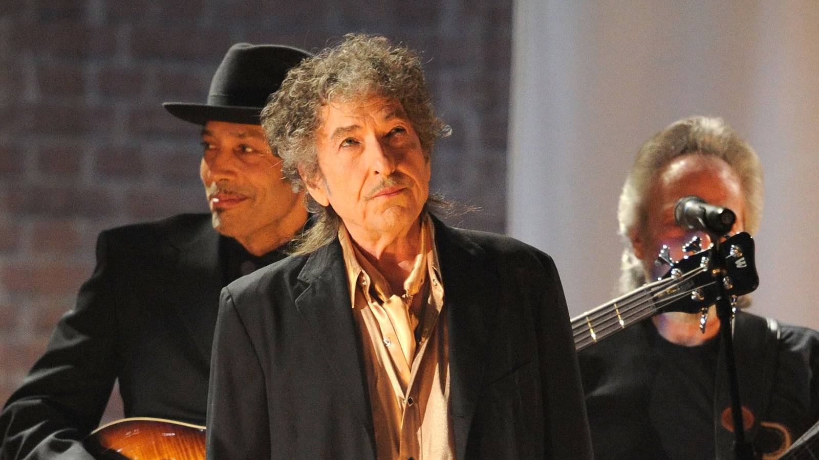 articles/2013/12/07/dylan-s-candor-gets-miscontrued-as-hate-speech-in-france/131206-bell-dylan-tease-NEW_p2kdfu
