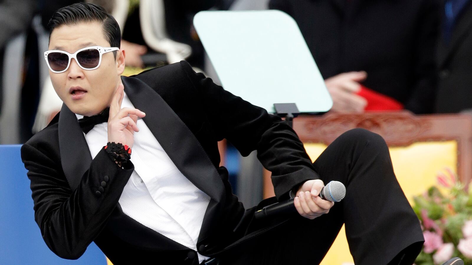 cheats/2013/04/12/psy-to-release-new-single/130412-psy-new-single-cheat_eywnpr