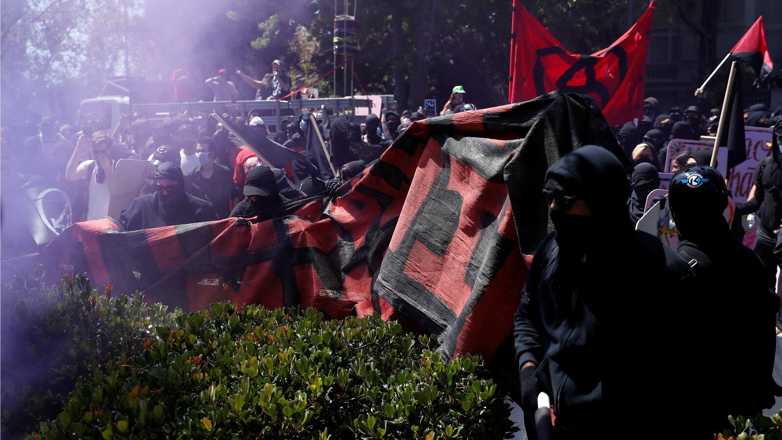 170827-berkeley-protest-clashes-cheat_a1vjye