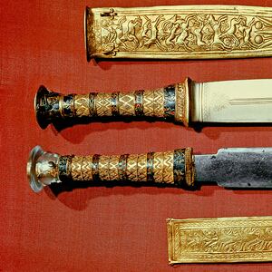 220312-Moss-debate-dagger-Tutankamun-tease_bcppyh