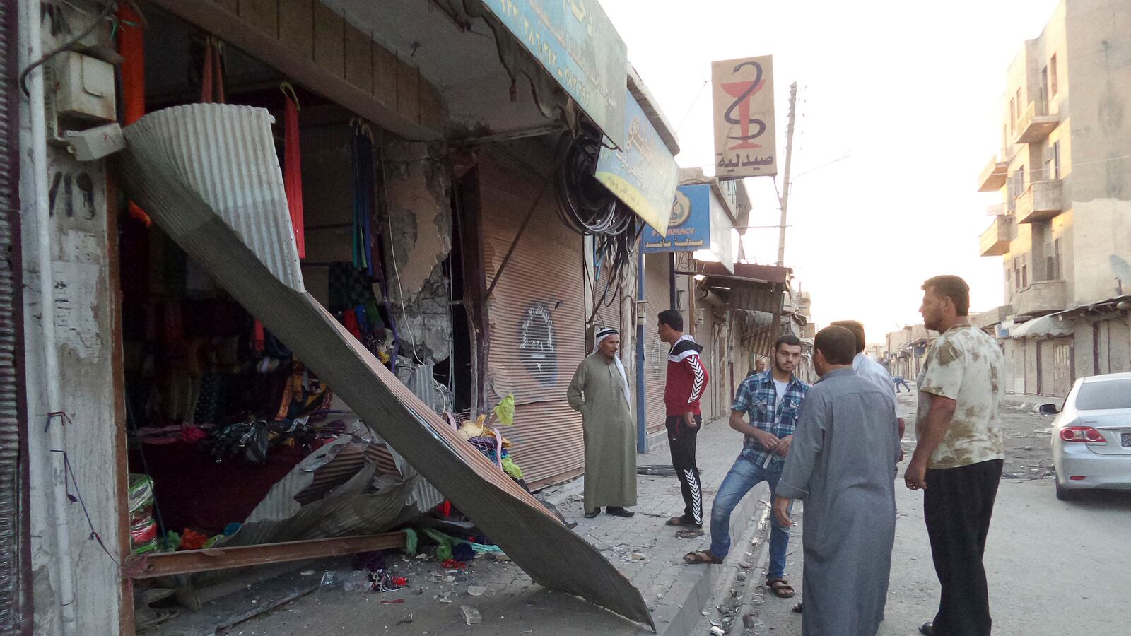 cheats/2014/09/22/u-s-allies-strike-isis-in-syria/140923-raqqa-bomb-cheat_y9rigu