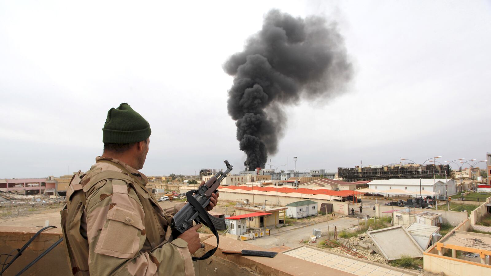 articles/2015/05/18/why-does-baghdad-let-isis-keep-winning/150517-siegel-isis-forces-tease_nayyu1