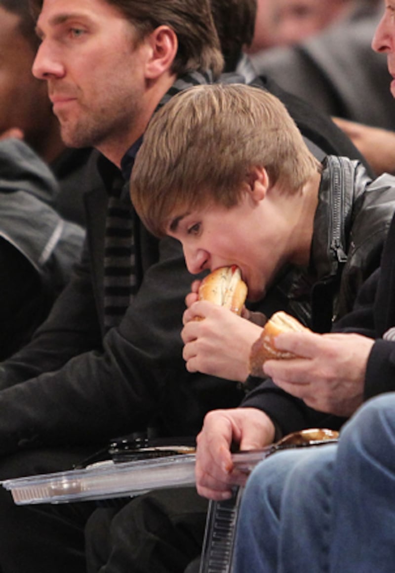 galleries/2011/02/10/justin-bieber-movie/bieber-movie---eating_zw3rwy