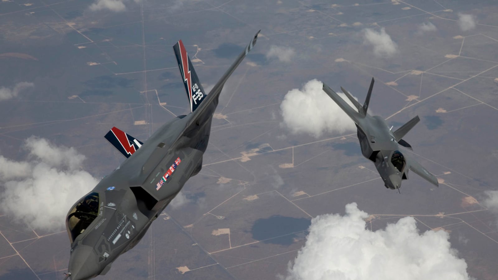 articles/2014/12/31/new-u-s-stealth-jet-can-t-fire-its-gun-until-2019/141230-majumdar-f35-jet-tease_snyibn