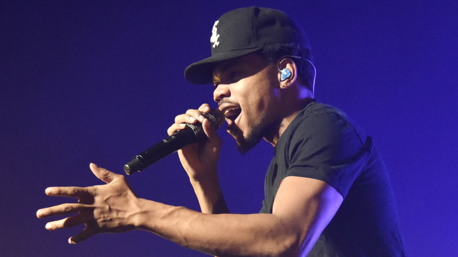 articles/2016/05/18/chance-the-rapper-holds-an-ama-on-coloring-book0/160518-chase-rapper-reddit-tease_wgob1g