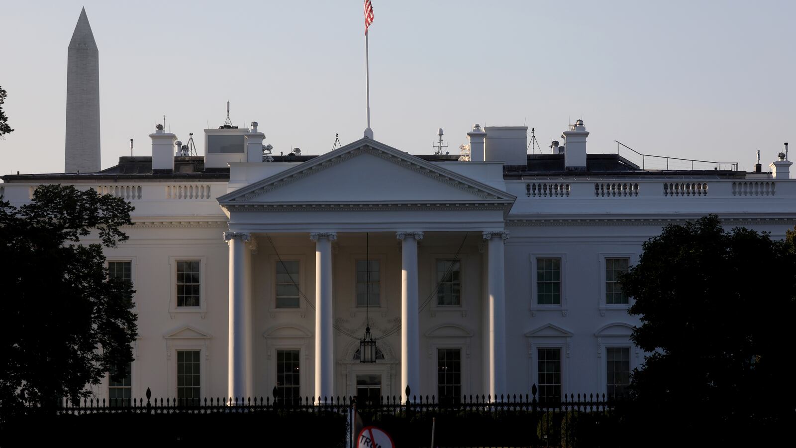 2020-10-07T161053Z_1418507290_RC2QDJ9LWRXO_RTRMADP_3_USA-TRUMP_oj1uhf