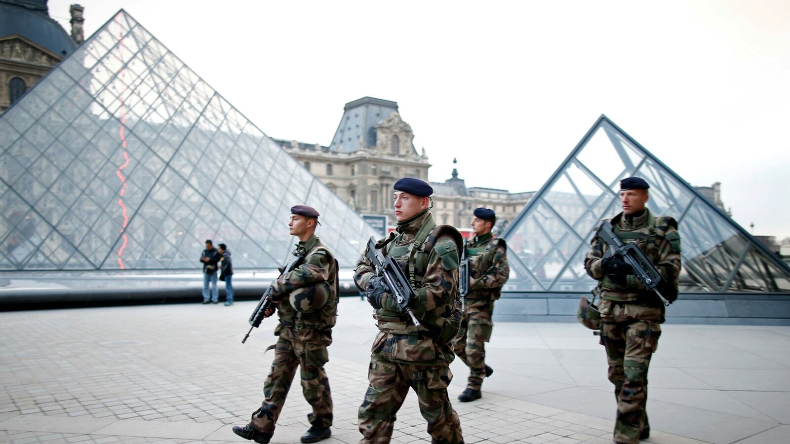 cheats/2015/11/27/suspected-paris-arms-dealer-arrested/151127-paris-cheat_qrxhax