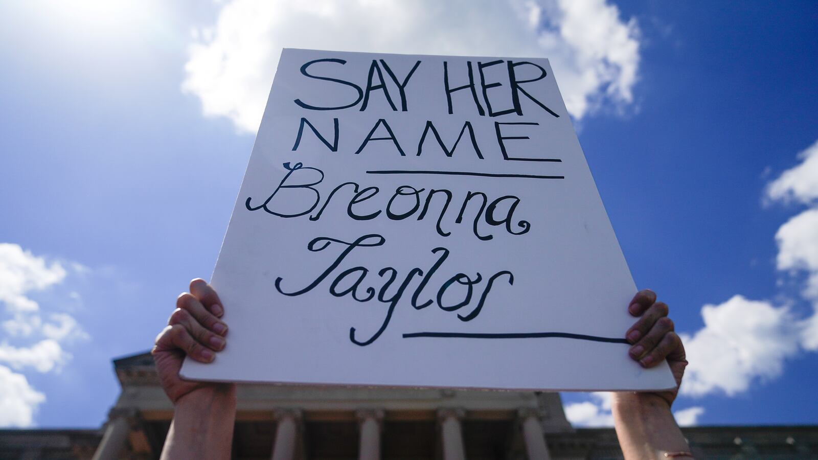 2020-06-25T000000Z_1017900343_RC2IGH9J679O_RTRMADP_3_MINNEAPOLIS-POLICE-PROTESTS_gxraao