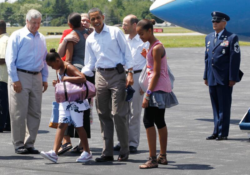 galleries/2009/08/23/obama-family-trips/obamas-on-vacation-3-1_r3kwwd