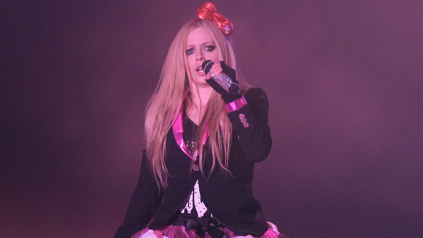 cheats/2014/04/24/avril-lavigne-pulls-hello-kitty-video/140424-avril-lavigne-cheat_xxqzom