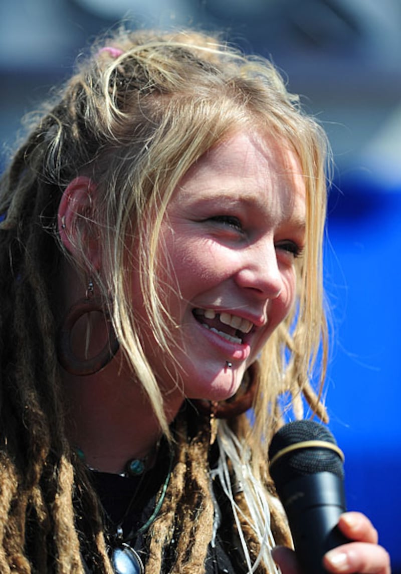 galleries/2011/08/26/toothless-celebrity-smiles-tony-hawk-demi-moore-jim-carrey-more-photos/crystal-bowersox-toothless-smiles_cxy5hb