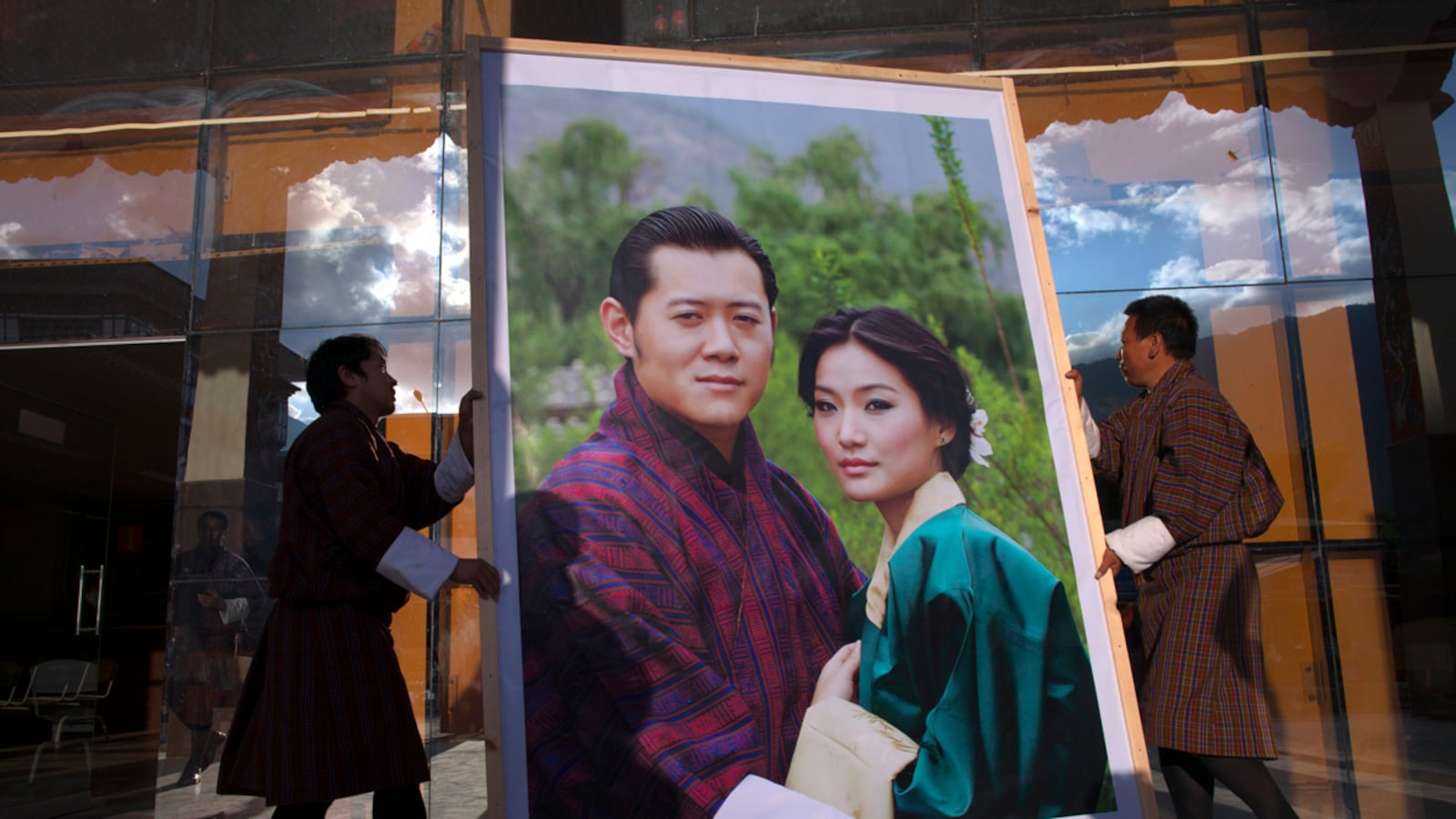cheats/2011/10/12/bhutan-s-dragon-king-to-wed/bhutan-royal-wedding-cs_lbrjl0