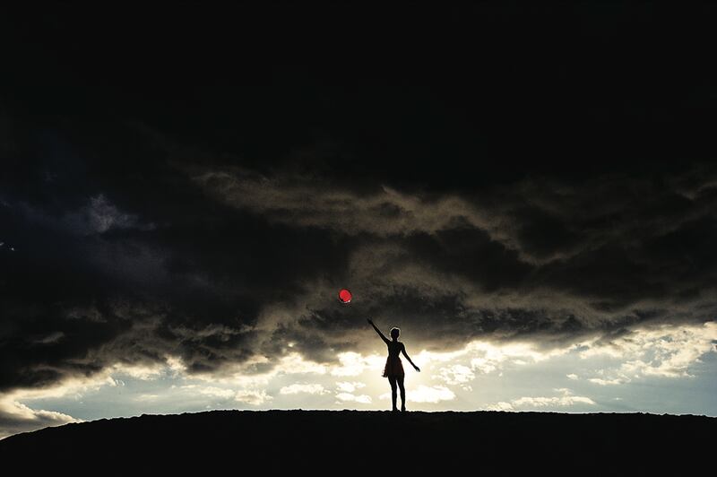 galleries/2013/11/06/celebrity-photographer-tyler-shields-exposes-the-dirty-side-of-glamour-photos/tyler-shields-ballon_ryixz6