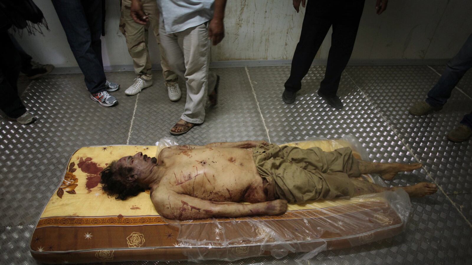 cheats/2011/10/22/no-post-mortem-for-gaddafi/gaddafi-body-burial-debate-cheat_aodwwa