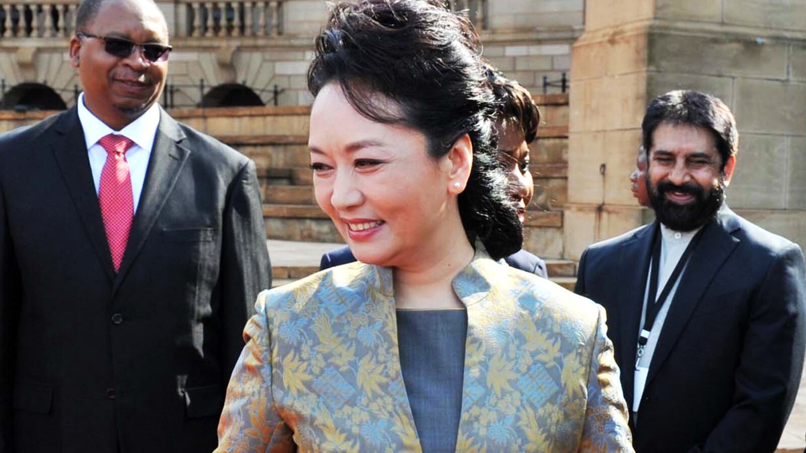 articles/2013/03/28/china-s-first-lady-is-the-country-s-newest-style-icon-cate-blanchett-reportedly-signs-armani-fragrance-deal/130328-peng-liyuan-fb-cheat_ea70cv