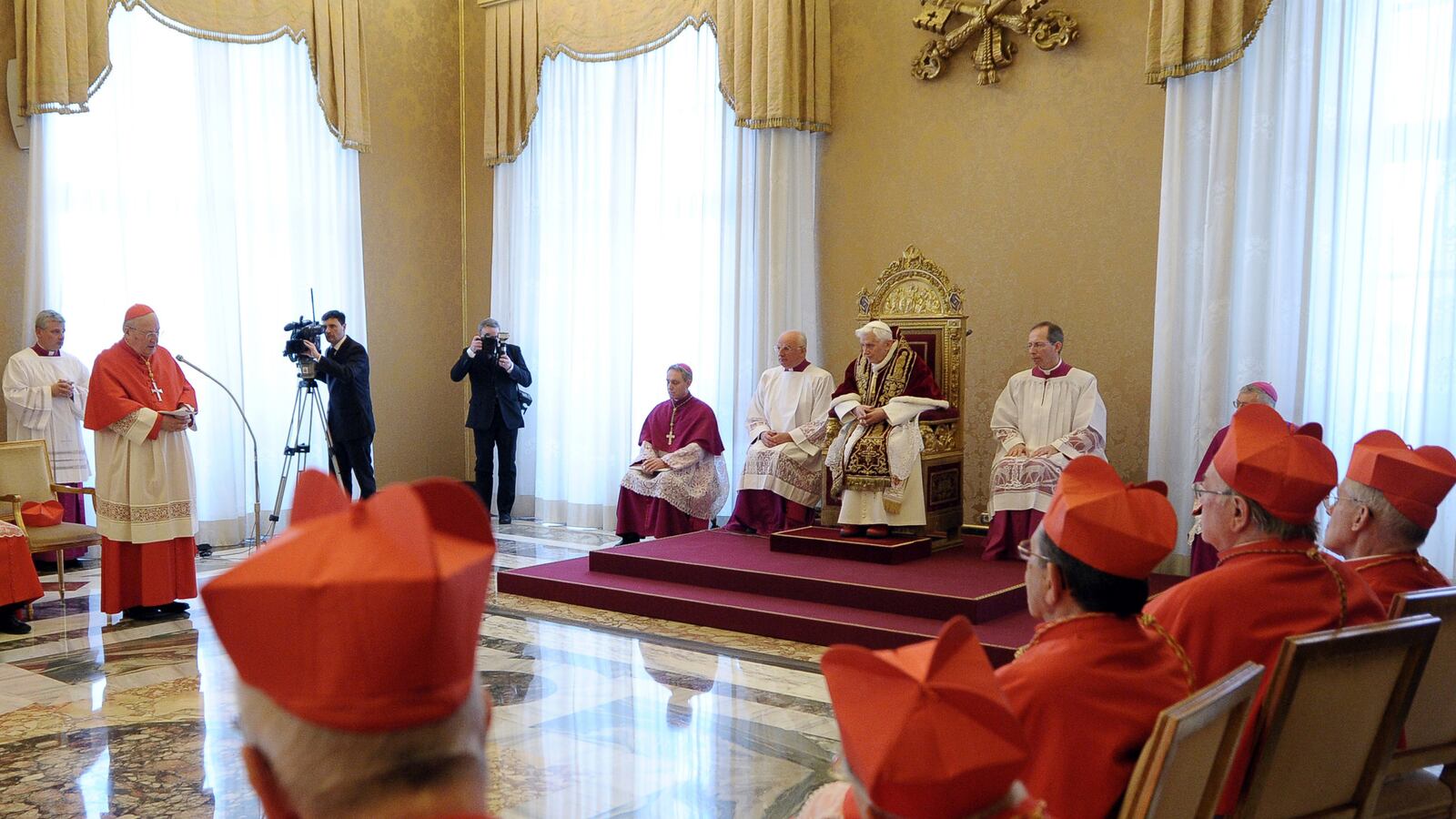articles/2013/02/11/pope-benedict-xvi-bows-out-of-his-contract-with-god/130211-pope-resignation-roberts-tease_j6hgyd
